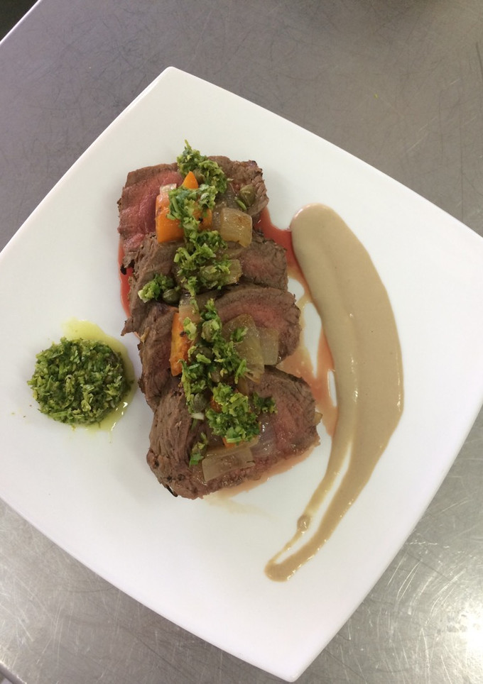 Una foto de Roast Beef con Salsa de Anchoas y Gremolata