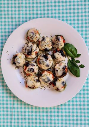 Una foto de Mini pizzas de zucchini /calabacín 🍕 trampantojo