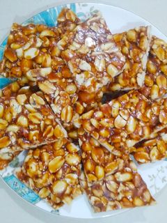 શીંગ ની ચીકી (Shing Chikki Recipe In Gujarati) રેસીપી મુખ્ય ફોટો
