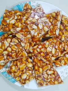 શીંગ ની ચીકી (Shing Chikki Recipe In Gujarati) રેસીપી મુખ્ય ફોટો