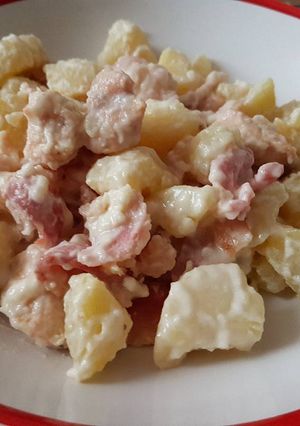 Csirkés-baconos burgonya, tejfölös-sajtos öntettel recept fotója