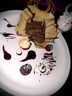 Una foto de Helado de chocolate con masa Tulip y suspiros de vainilla