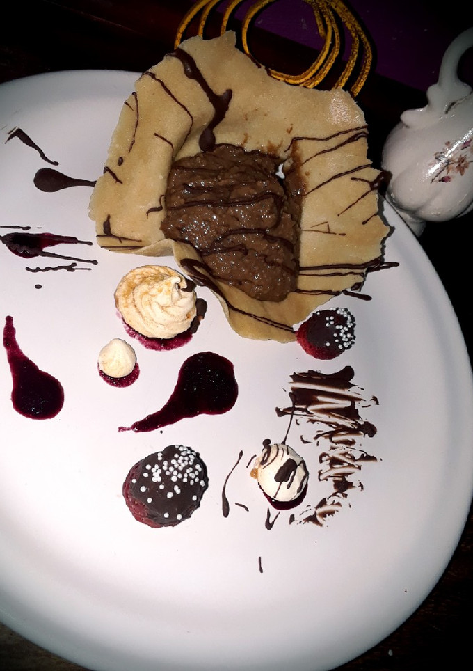 Una foto de Helado de chocolate con masa Tulip y suspiros de vainilla
