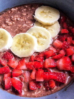Una foto de Porridge de cacao puro 🍫 🍓🍌