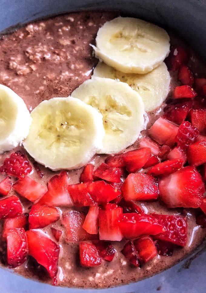 Una foto de Porridge de cacao puro 🍫 🍓🍌