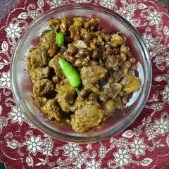 A picture of Black gram with Soya Chunks.