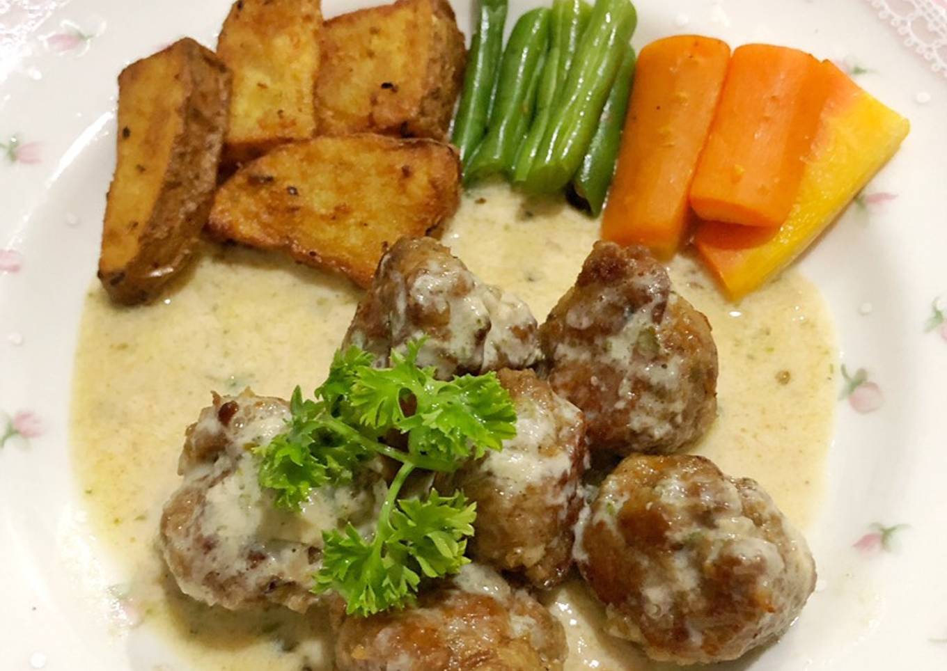 (Swedish) Beef Meatballs with Creamy Sauce