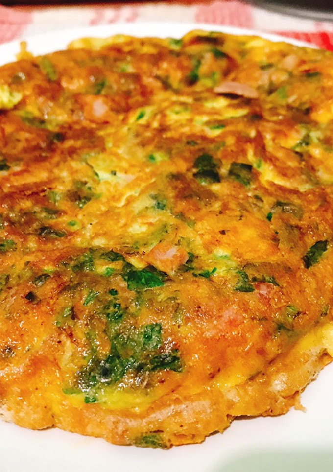 Una foto de Omelette con perejil y Merkén