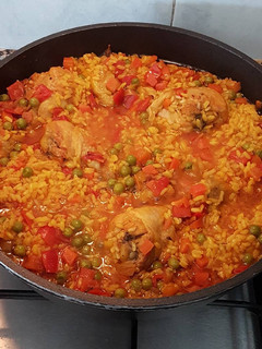 Una foto de Arroz con verduras y muslos de pollo