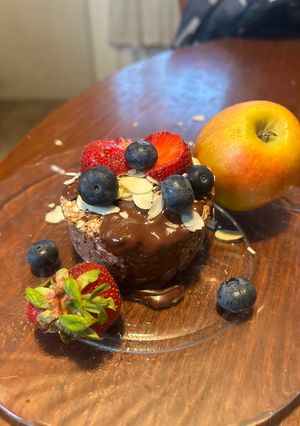 Une photo de Petit déjeuner chocolat fruits