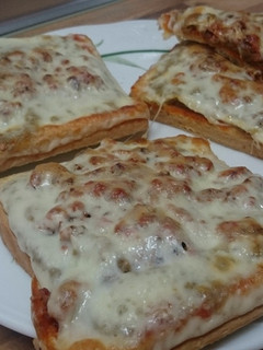 Una foto de Mini pizza con mousse de berenjena a la barbacoa
