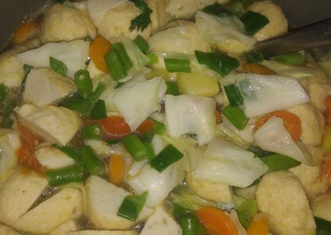 Sup sayur dan bakso ikan udang