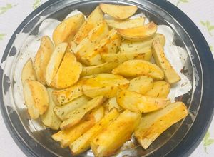 Una foto de Papas al horno con finas hierbas!