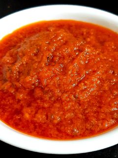 लाल मिर्च टमाटर और लहसुन की चटनी (Lal mirch tamatar aur lahsun ki chutney recipe in hindi) रेसिपी मुख्य फोटो