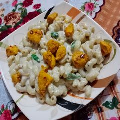 A picture of Koila chicken with white pasta.