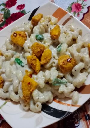 A picture of Koila chicken with white pasta.