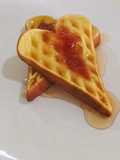 Waffle hati dengan madu dan selai