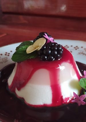Una foto de Panna cotta de coco con coulis de Jamaica ♥️