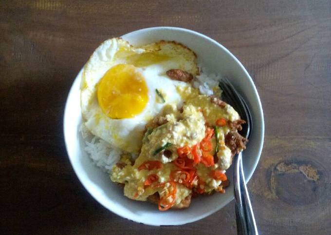 Ayam Goreng Saus Telur Asin (Crispy Chicken w/ Salted Egg Sauce)