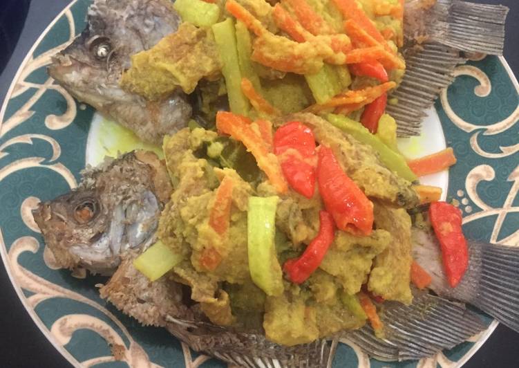Cara Menyiapkan Gurame acar kuning Lezat