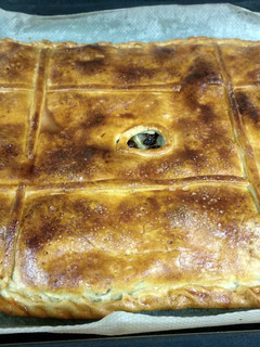Una foto de Empanada de manzana y pasas