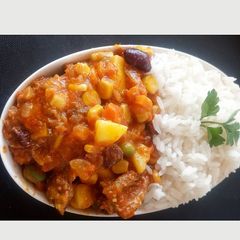 A picture of White rice with pepper chicken vegetable sauce.