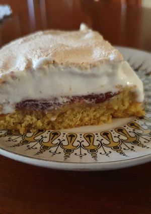 Una foto de Postre borracho de sambayon y frutillas