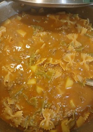 Una foto de Mi pasta de moñitos, con carne molida, en salsa de tomate 🍅