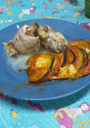 Una foto de Arrolladitos de corvina con salsa de hongos hitach y Ratatouille