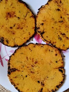 મસાલા મકાઈના રોટલા(masala makai rotlo recipe in Gujarati) રેસીપી મુખ્ય ફોટો