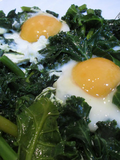 Una foto de Huevos con Kale y espárragos trigueros