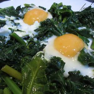 Huevos con Kale y espárragos trigueros