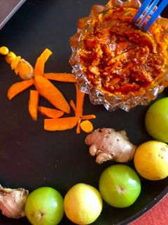 Raw tarmaric ओल्या हळदीच लोणचं (olya hardiche lonche recipe in marathi रेसिपी चे मुख्य फोटो