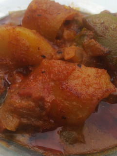 உருளைக்கிழங்கு, குடைமிளகாய் கறி.. செய்முறை முக்கிய புகைப்படம்