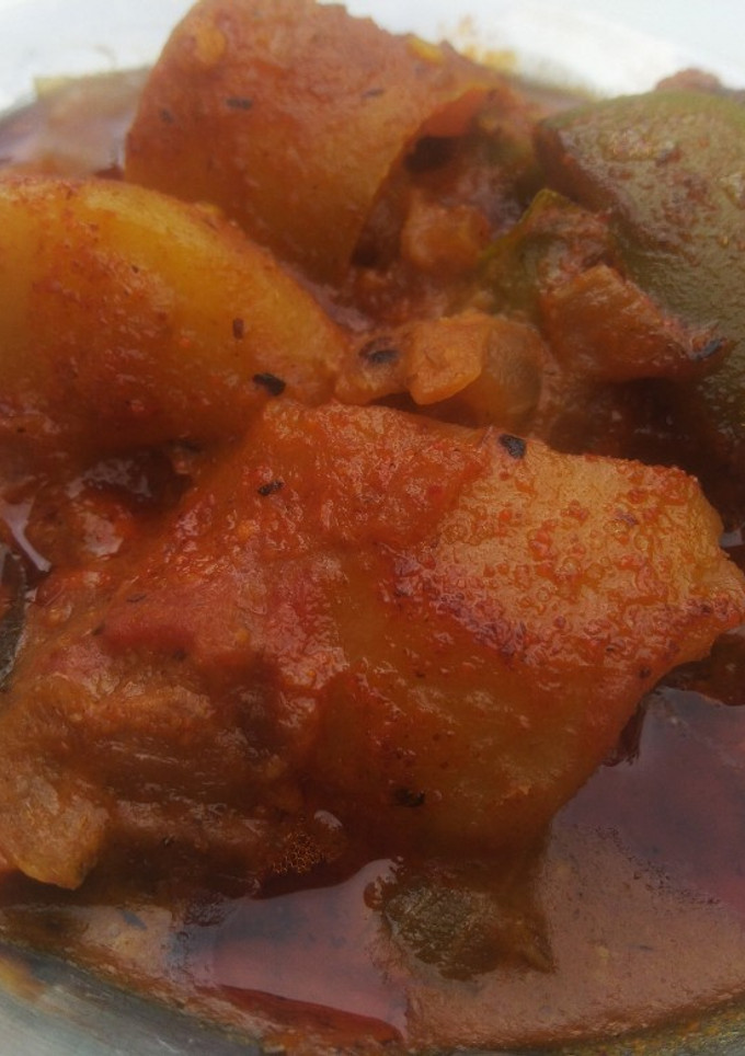 உருளைக்கிழங்கு, குடைமிளகாய் கறி.. செய்முறை முக்கிய புகைப்படம்