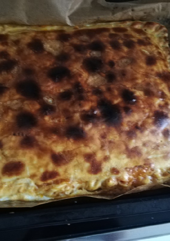 Una foto de Empanada de atún con tomate