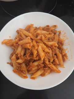 Una foto de Macarrones con carne picada y cebolla