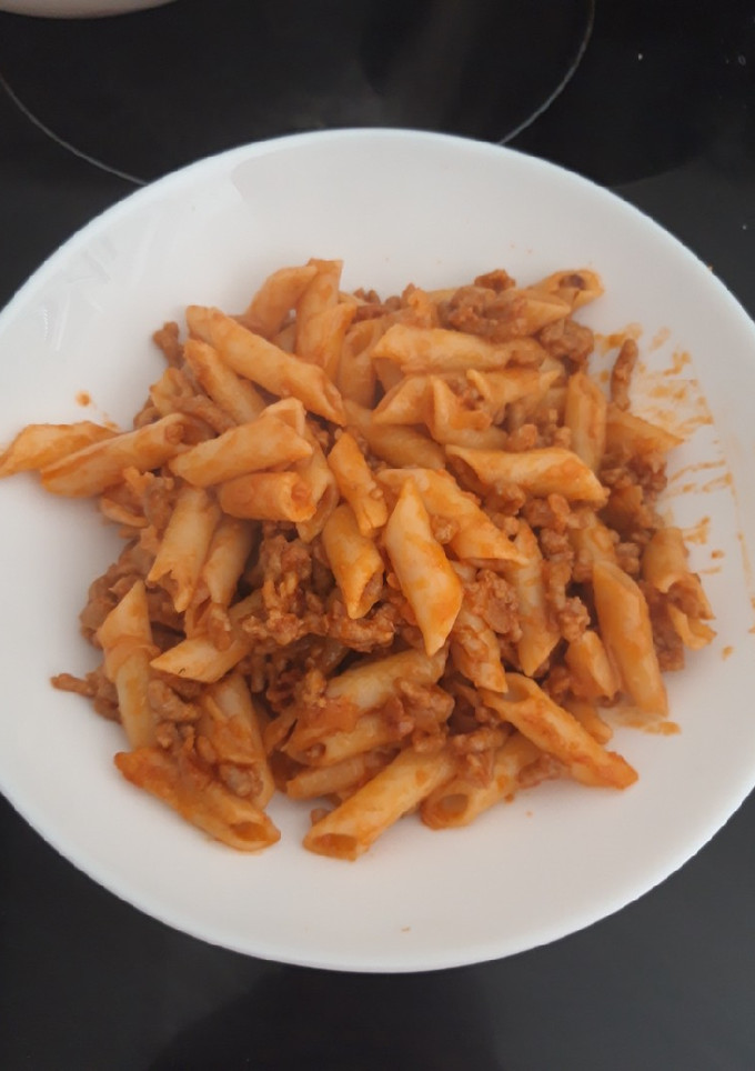 Una foto de Macarrones con carne picada y cebolla