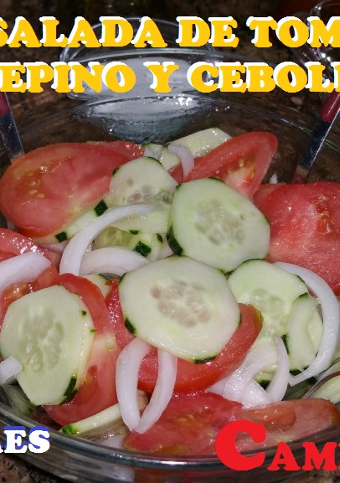 Una foto de Ensalada de tomate pepino y cebolla