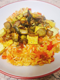 Una foto de Arroz viudo con tofu y champiñones fritos (vegano)