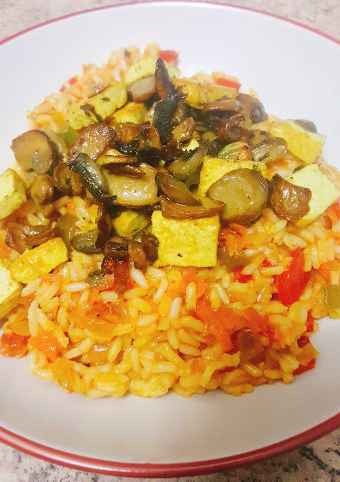 Una foto de Arroz viudo con tofu y champiñones fritos (vegano)