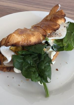 Foto resep Croissant + chicken breast + scramble egg
