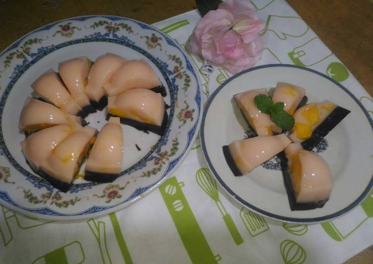 Langkah Mudah untuk Menyiapkan Puding mangga lapis coklat yang Menggugah Selera