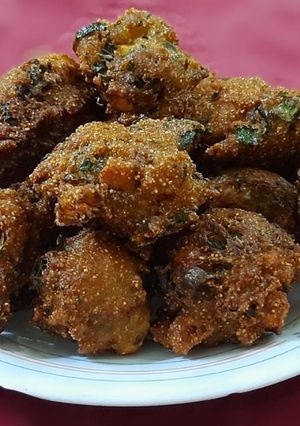 झटपट रवा पकोडा (jhatpat rava dhokla recipe in marathi) रेसिपी चे मुख्य फोटो 