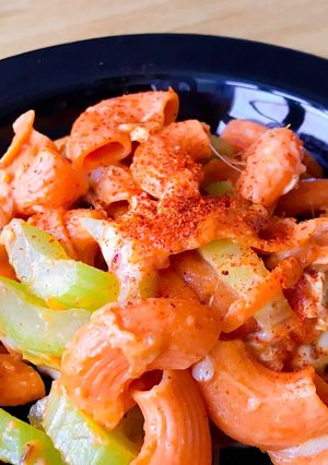 Hình của món Nui Xào Cá Ngừ Hộp & Cà Chua Phủ Phô Mai.