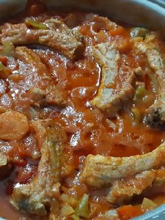 Una foto de Costillas de cerdo con tomate, sanas y saludables