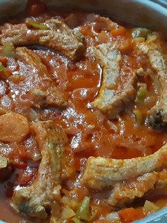 Una foto de Costillas de cerdo con tomate, sanas y saludables