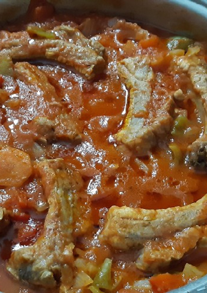 Una foto de Costillas de cerdo con tomate, sanas y saludables