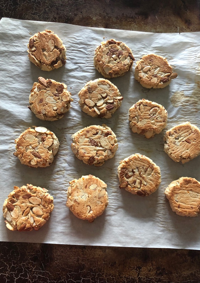 A picture of Almonds cookie.