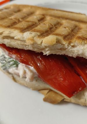 Φωτογραφία της συνταγής Σάντουιτς με σαλάτα πέστροφας και πιπεριές Φλωρίνης